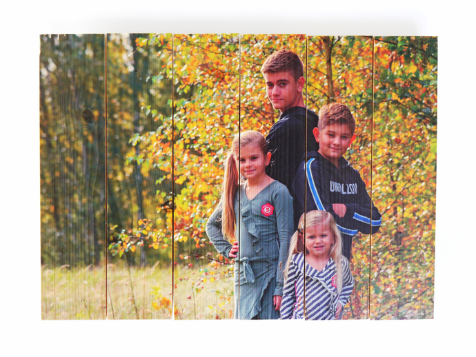 Familie=protretfoto op vurenhoutl